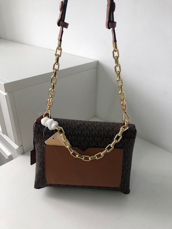 マイケルコースバッグ背面デザイン